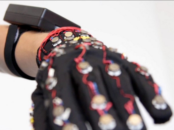 Интерактивная перчатка «The Mobile Lorm Glove» Интерактивная перчатка «The Mobile Lorm Glove»