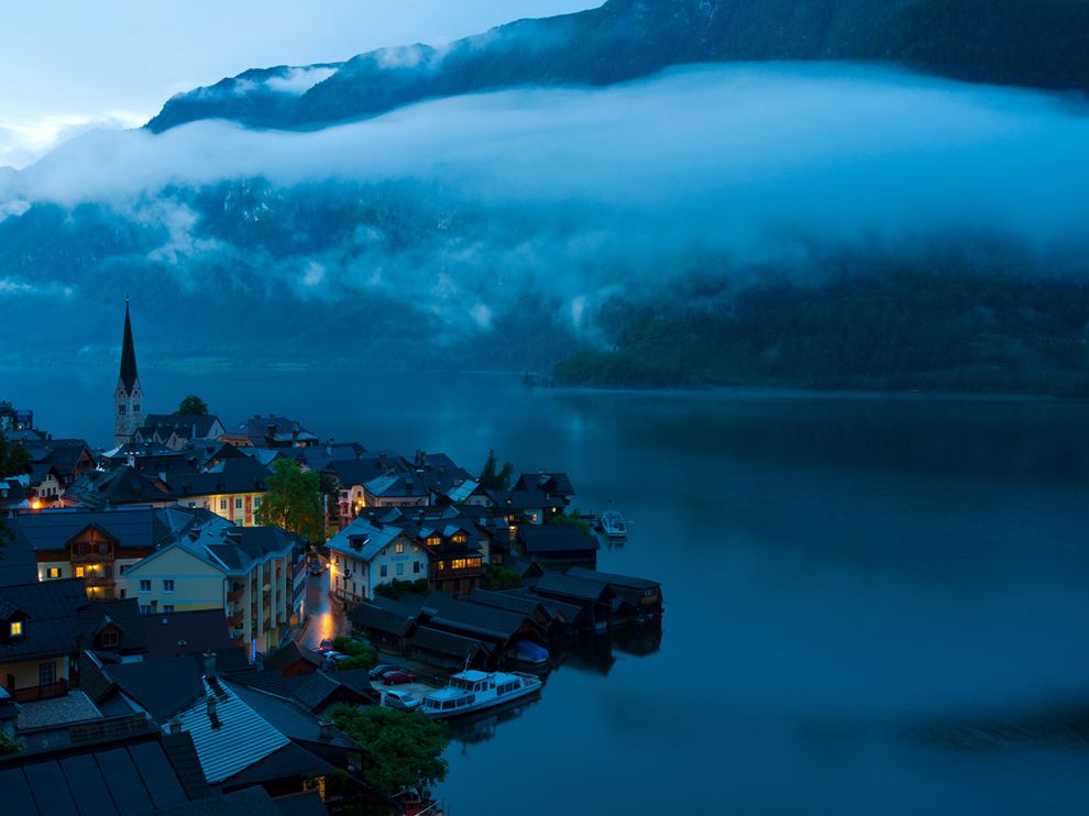 Picture of the Austrian town of Hallstatt at dusk