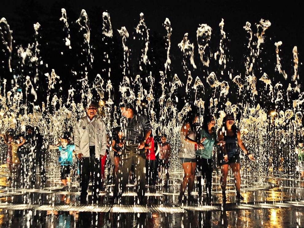 Picture of people standing in the fountain of a water park in Peru