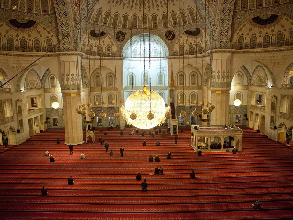 Picture of worshippers at Kocatepe Mosque in Turkey