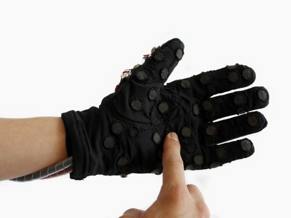 Интерактивная перчатка «The Mobile Lorm Glove» Интерактивная перчатка «The Mobile Lorm Glove»