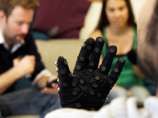 Интерактивная перчатка «The Mobile Lorm Glove» Интерактивная перчатка «The Mobile Lorm Glove»